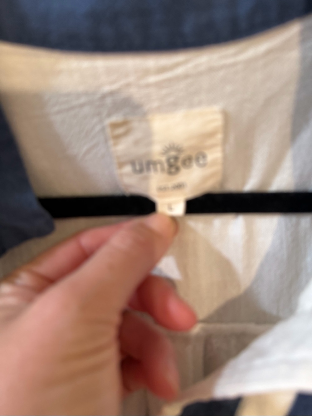 Umgee ivory and navy contrast blouse $49 msrp large - Picture 3 of 4